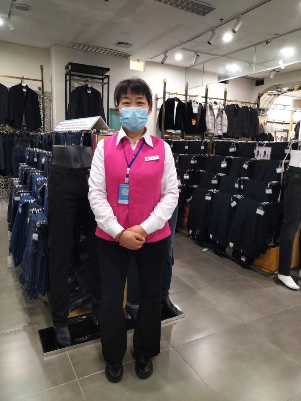 【新时代商厦宝龙店】企业文化践行者（7）为顾客推荐合适商品