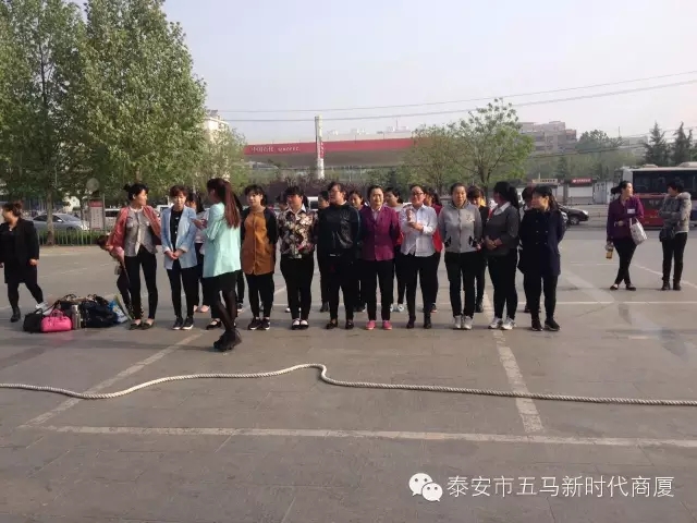 青春不言败，爱拼才会赢。五马店春季拔河比赛实况记录！